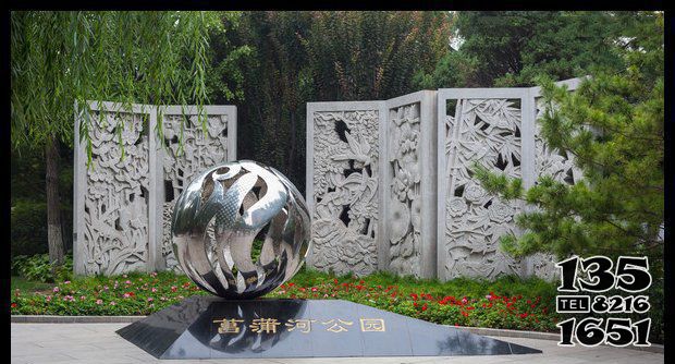 鏤空球雕塑-公園創(chuàng)意不銹鋼水中抽象鏤空球雕塑 鏤空球雕塑-公園創(chuàng)意不銹鋼水中抽象鏤空球雕塑高清圖片