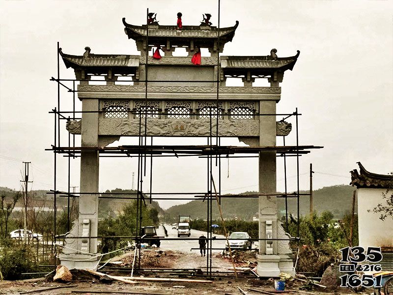 牌坊雕塑-仿古建斗拱農村口單門三樓石牌坊 牌坊雕塑-仿古建斗拱農村口單門三樓石牌坊高清圖片