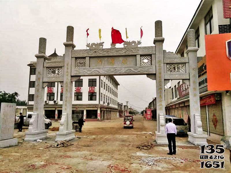 牌坊雕塑-新農村口擺放大理石三門四柱牌坊 牌坊雕塑-新農村口擺放大理石三門四柱牌坊高清圖片