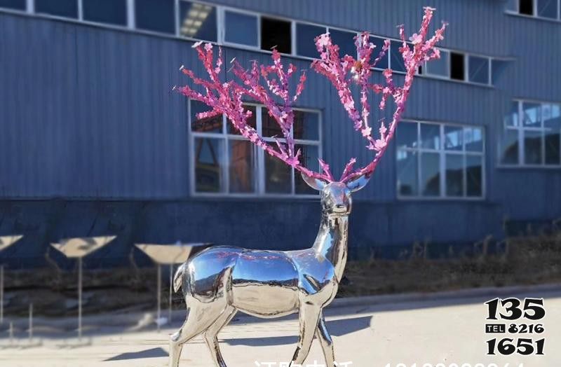 梅花鹿雕塑-景區不銹鋼鏡面角開花的梅花鹿雕塑高清圖片