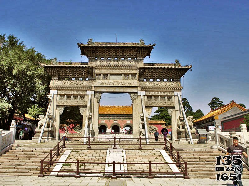 牌坊雕塑-清昭陵寺仿古建筑三門斗拱石雕牌樓 牌坊雕塑-清昭陵寺仿古建筑三門斗拱石雕牌樓高清圖片