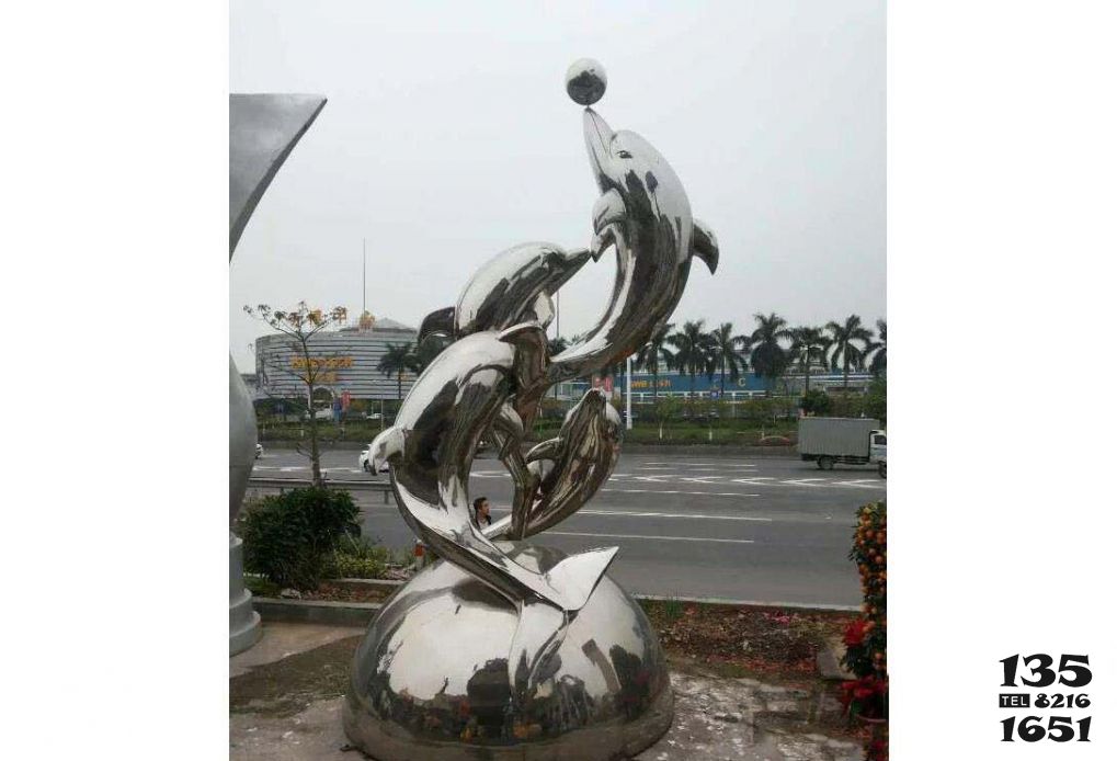 海豚雕塑-戶外街道飛躍多個玩球的不銹鋼海豚雕塑 海豚雕塑-戶外街道飛躍多個玩球的不銹鋼海豚雕塑高清圖片