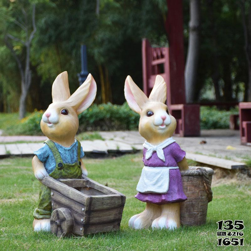 兔子雕塑-花園擺件兩只忙碌的樹脂兔子雕塑 兔子雕塑-花園擺件兩只忙碌的樹脂兔子雕塑高清圖片