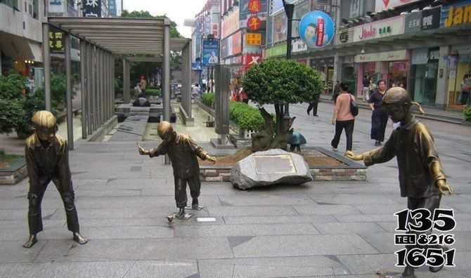 陀螺雕塑-步行街邊擺放打陀螺嬉戲兒童玻璃鋼仿銅雕塑 陀螺雕塑-步行街邊擺放打陀螺嬉戲兒童玻璃鋼仿銅雕塑高清圖片