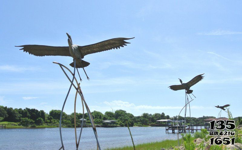 仙鶴雕塑-公園湖中創(chuàng)意不銹鋼飛翔的仙鶴雕塑 仙鶴雕塑-公園湖中創(chuàng)意不銹鋼飛翔的仙鶴雕塑高清圖片