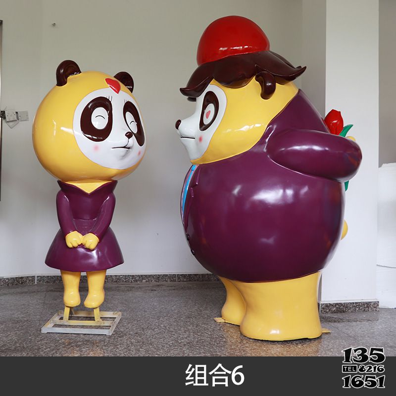 熊貓雕塑-公園商業(yè)街邊擺放情侶送花的玻璃鋼熊貓雕塑 熊貓雕塑-公園商業(yè)街邊擺放情侶送花的玻璃鋼熊貓雕塑高清圖片