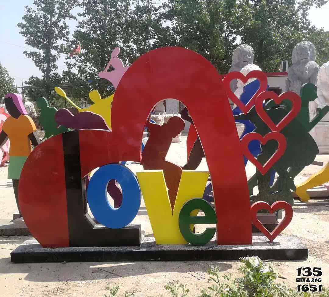 LOVE雕塑-公園里擺放的不銹鋼彩繪LOVE雕塑 LOVE雕塑-公園里擺放的不銹鋼彩繪LOVE雕塑高清圖片