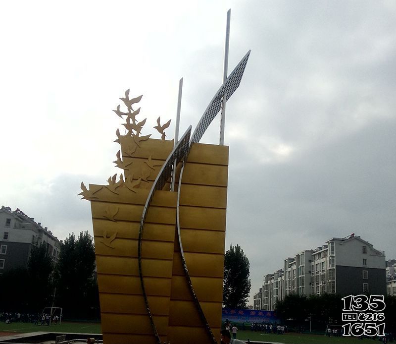 船雕塑-小區(qū)企業(yè)廣場(chǎng)鍍金希望不銹鋼船雕塑 船雕塑-小區(qū)企業(yè)廣場(chǎng)鍍金希望不銹鋼船雕塑高清圖片