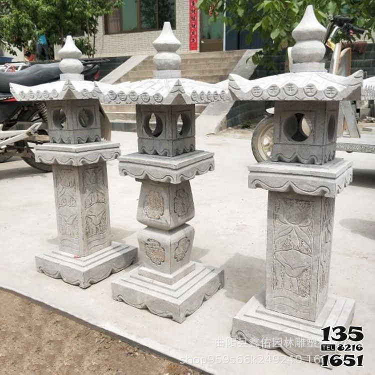 燈籠雕塑-青石仿古做舊庭院園林落地草坪照明燈復古懷舊雕塑 燈籠雕塑-青石仿古做舊庭院園林落地草坪照明燈復古懷舊雕塑高清圖片