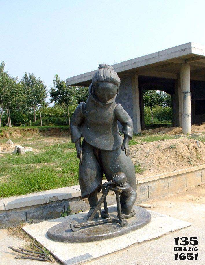 兒童雕塑-公園學走路的小孩和母親小品銅雕兒童雕塑 兒童雕塑-公園學走路的小孩和母親小品銅雕兒童雕塑高清圖片