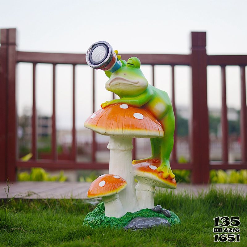 蘑菇雕塑-太陽能燈卡通青蛙蘑菇擺件模型幼兒園林動物照明蘑菇雕塑 蘑菇雕塑-太陽能燈卡通青蛙蘑菇擺件模型幼兒園林動物照明蘑菇雕塑高清圖片