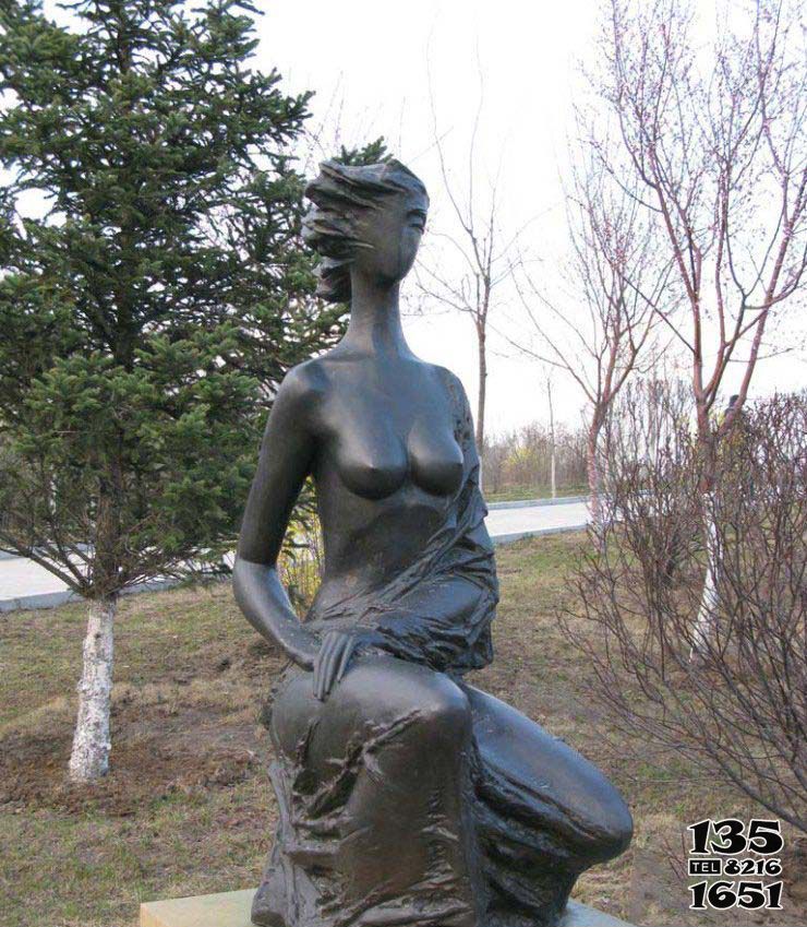 女孩雕塑-公園抽象半蹲著的銅雕女孩雕塑 女孩雕塑-公園抽象半蹲著的銅雕女孩雕塑高清圖片