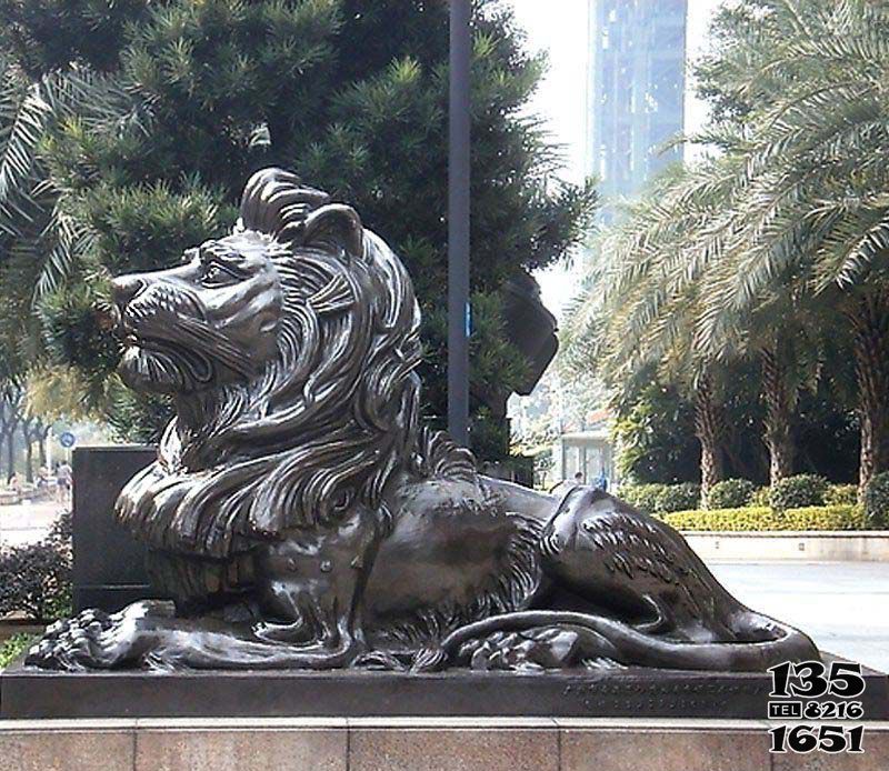 獅子雕塑-景區創意不銹鋼仿銅臥著的大型獅子雕塑 獅子雕塑-景區創意不銹鋼仿銅臥著的大型獅子雕塑高清圖片