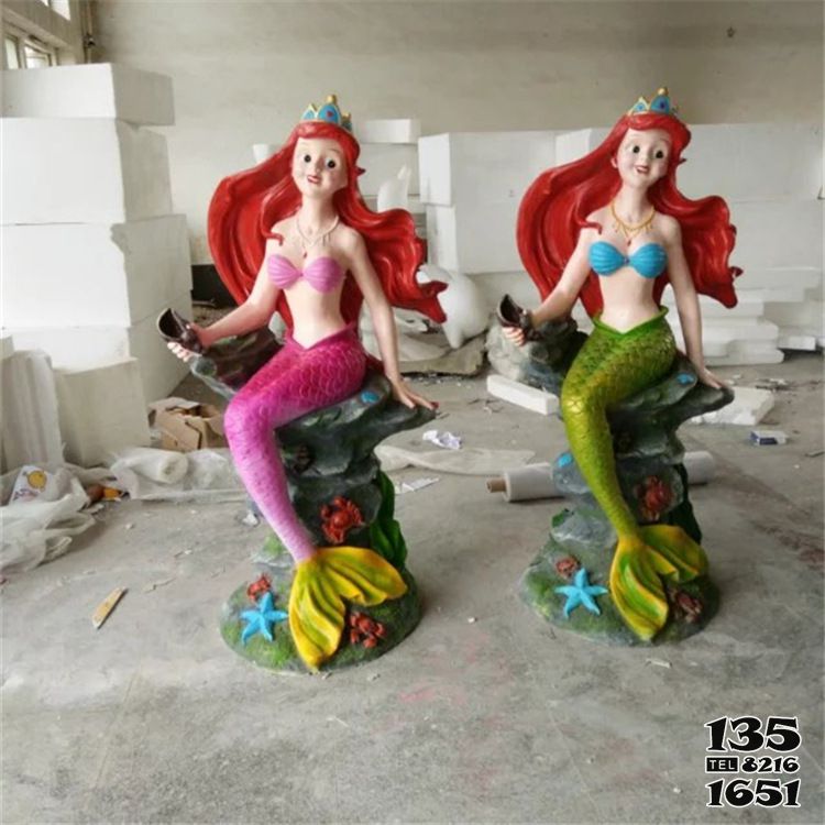 美人魚雕塑-公園擺放的 坐著的玻璃鋼彩繪美人魚雕塑 美人魚雕塑-公園擺放的 坐著的玻璃鋼彩繪美人魚雕塑高清圖片