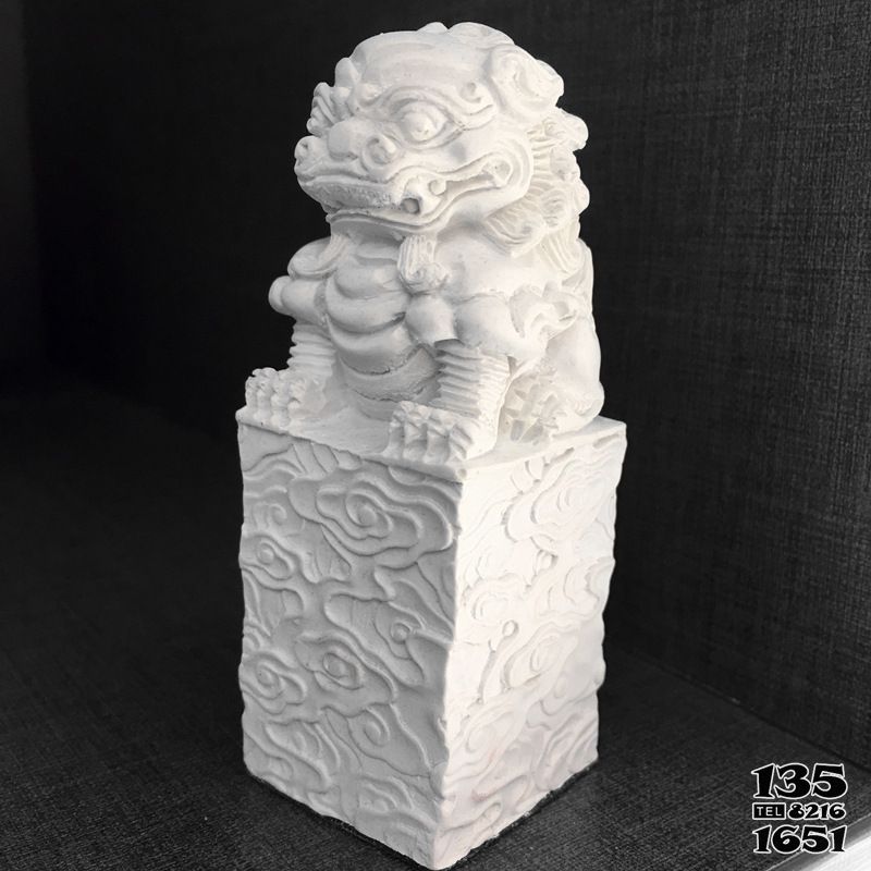 獅子雕塑-庭院漢白玉石雕蹲著石柱上的獅子雕塑 獅子雕塑-庭院漢白玉石雕蹲著石柱上的獅子雕塑高清圖片