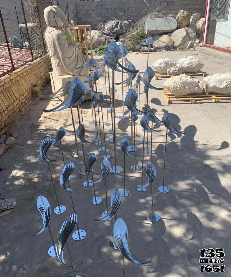 魚雕塑-池塘一群帶插管底座的不銹鋼魚雕塑 魚雕塑-池塘一群帶插管底座的不銹鋼魚雕塑高清圖片