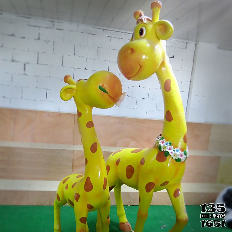 長(zhǎng)頸鹿雕塑-動(dòng)物園玻璃鋼卡通帶花環(huán)的可愛(ài)長(zhǎng)頸鹿雕塑 長(zhǎng)頸鹿雕塑-動(dòng)物園玻璃鋼卡通帶花環(huán)的可愛(ài)長(zhǎng)頸鹿雕塑高清圖片