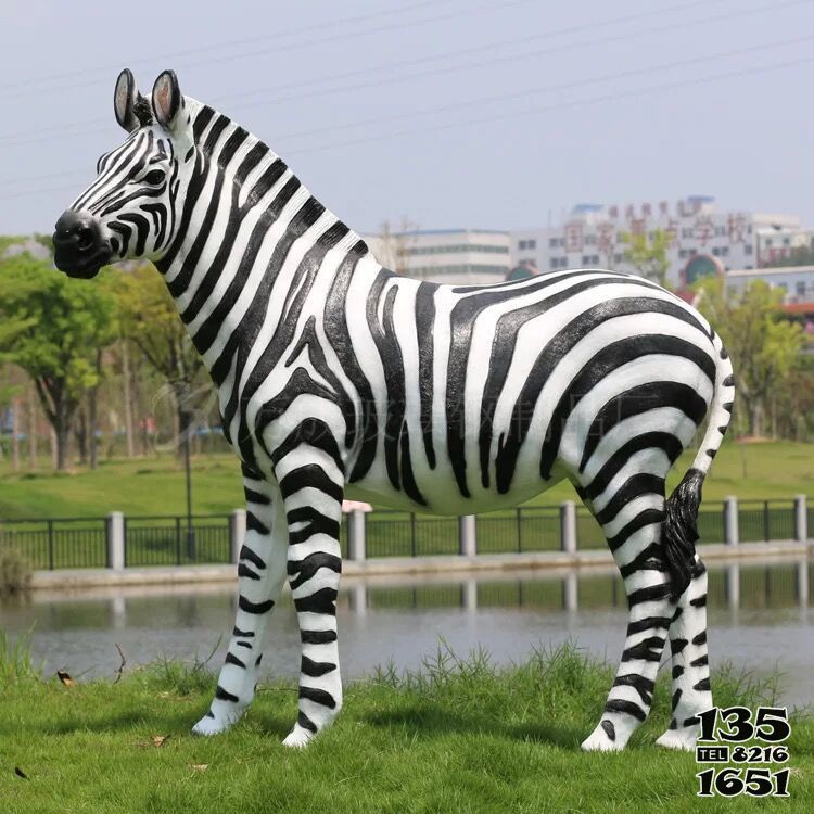 斑馬雕塑-公園里擺放的一只玻璃鋼仿真斑馬雕塑 斑馬雕塑-公園里擺放的一只玻璃鋼仿真斑馬雕塑高清圖片