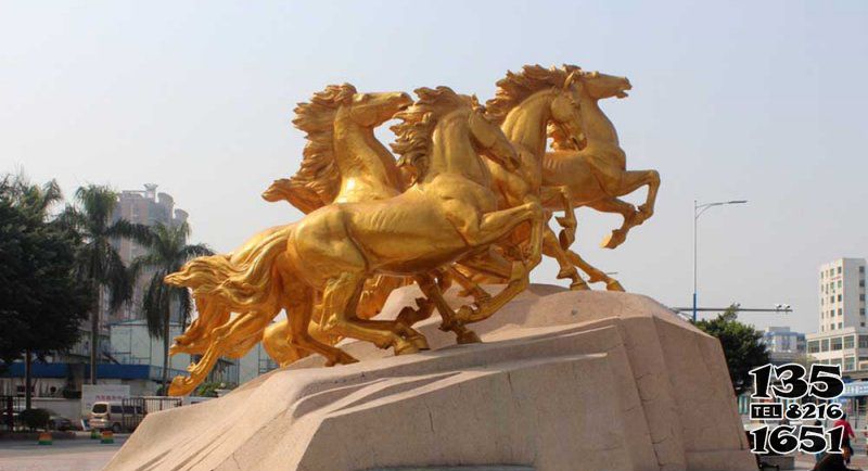 馬群雕塑-廣場(chǎng)上擺放的四只金色的玻璃鋼創(chuàng)意馬群雕塑 馬群雕塑-廣場(chǎng)上擺放的四只金色的玻璃鋼創(chuàng)意馬群雕塑高清圖片