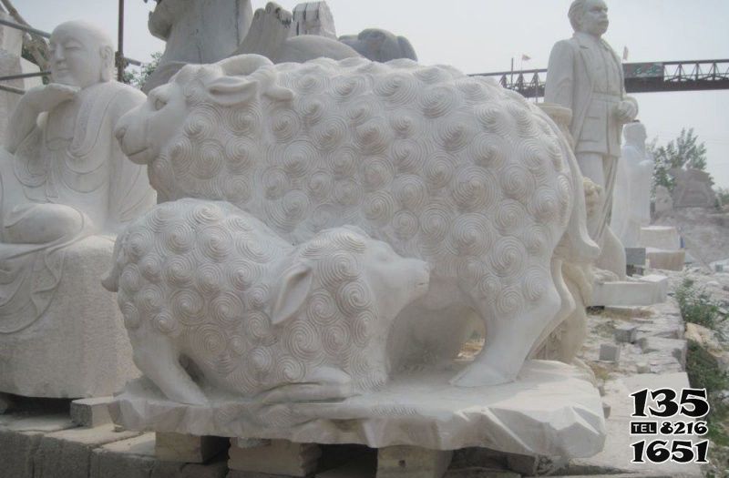 綿羊雕塑-景區(qū)草地?cái)[放的喂奶的玻璃鋼仿真綿羊雕塑 綿羊雕塑-景區(qū)草地?cái)[放的喂奶的玻璃鋼仿真綿羊雕塑高清圖片