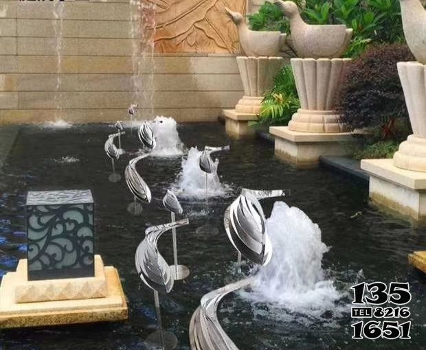 魚雕塑-池塘小溪一群不銹鋼站立的魚雕塑 魚雕塑-池塘小溪一群不銹鋼站立的魚雕塑高清圖片