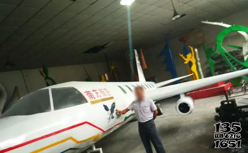 飛機(jī)雕塑-大型戶外仿真飛機(jī)彩繪玻璃鋼飛機(jī)雕塑 飛機(jī)雕塑-大型戶外仿真飛機(jī)彩繪玻璃鋼飛機(jī)雕塑高清圖片