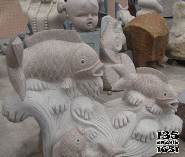 鯉魚雕塑-街道上擺放的直視的砂巖石雕鯉魚雕塑 鯉魚雕塑-街道上擺放的直視的砂巖石雕鯉魚雕塑高清圖片
