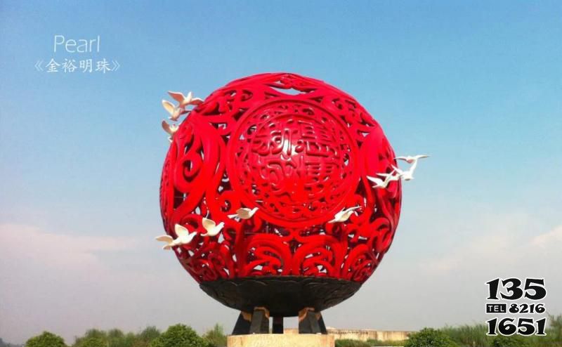 鏤空球雕塑-廣場城市不銹鋼鴿子環(huán)繞紅色鏤空球雕塑 鏤空球雕塑-廣場城市不銹鋼鴿子環(huán)繞紅色鏤空球雕塑高清圖片