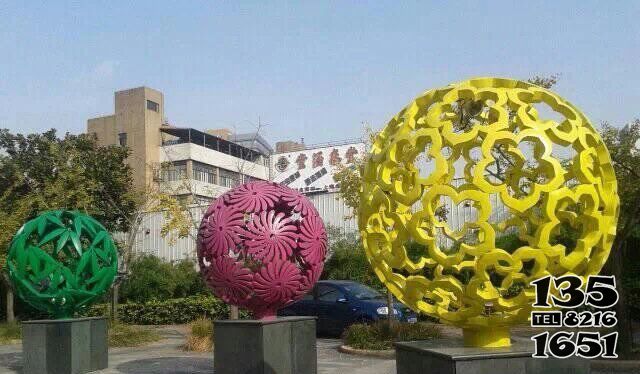 鏤空球雕塑-戶外廣場池塘創(chuàng)意不銹鋼彩繪鏤空球雕塑 鏤空球雕塑-戶外廣場池塘創(chuàng)意不銹鋼彩繪鏤空球雕塑高清圖片