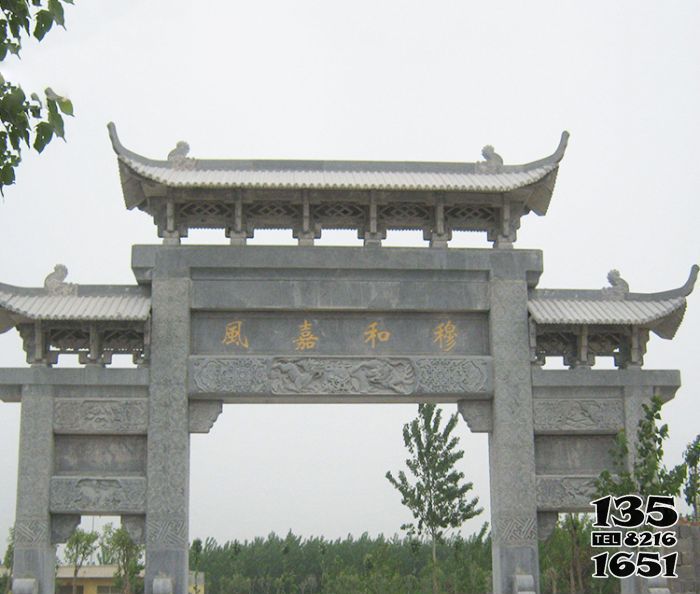 牌坊雕塑-墓園門口仿古青石三門牌坊雕塑 牌坊雕塑-墓園門口仿古青石三門牌坊雕塑高清圖片
