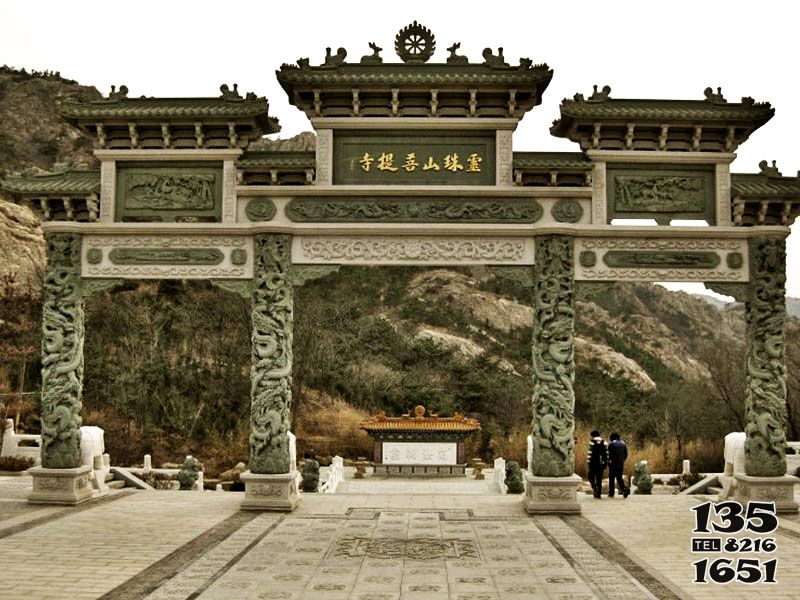 牌坊雕塑-菩提寺院門前擺放龍柱浮雕三門青石牌坊 牌坊雕塑-菩提寺院門前擺放龍柱浮雕三門青石牌坊高清圖片