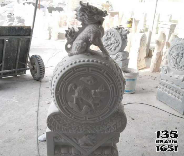 麒麟雕塑-酒店門口創(chuàng)意石雕抱鼓石上面的麒麟雕塑 麒麟雕塑-酒店門口創(chuàng)意石雕抱鼓石上面的麒麟雕塑高清圖片
