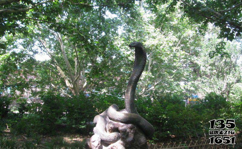 蛇雕塑-公園里擺放的站立的青石石雕創意蛇雕塑 蛇雕塑-公園里擺放的站立的青石石雕創意蛇雕塑高清圖片