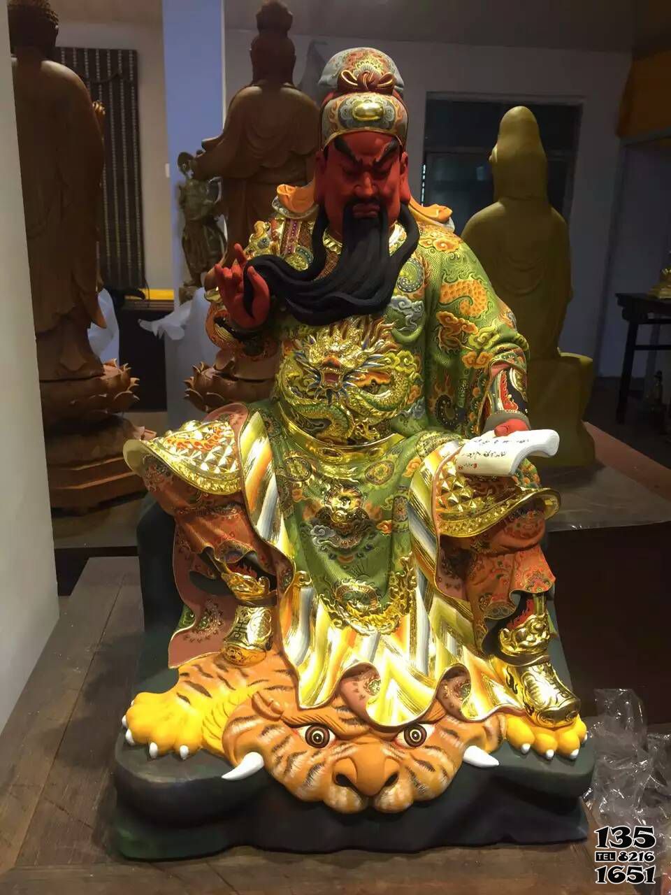 關公雕塑-玻璃鋼彩繪客廳家居看書的關公雕塑 關公雕塑-玻璃鋼彩繪客廳家居看書的關公雕塑高清圖片