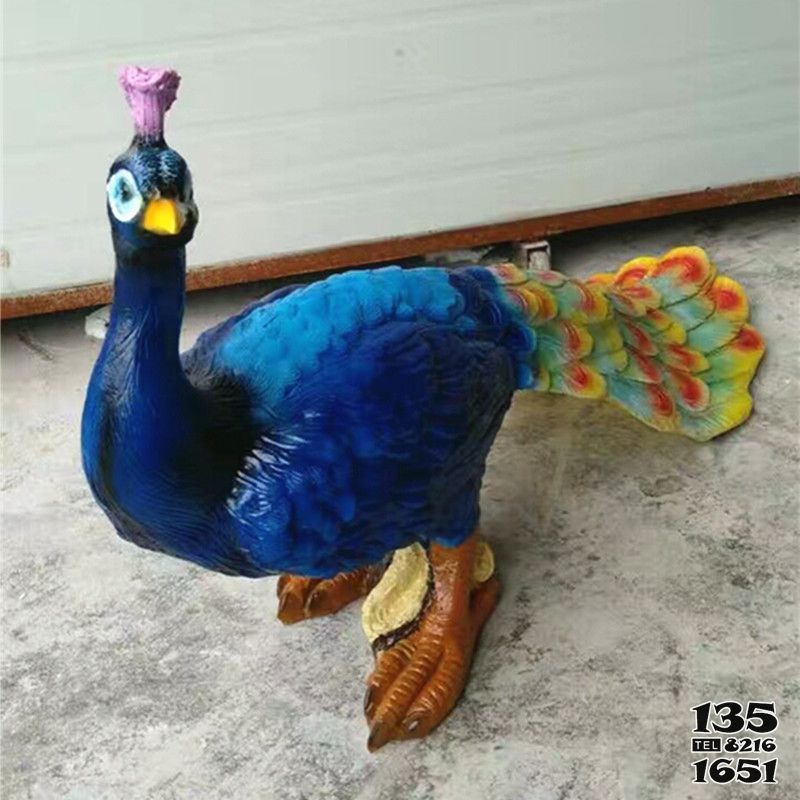 孔雀雕塑-草地上一只歪頭的玻璃鋼彩繪孔雀雕塑 孔雀雕塑-草地上一只歪頭的玻璃鋼彩繪孔雀雕塑高清圖片