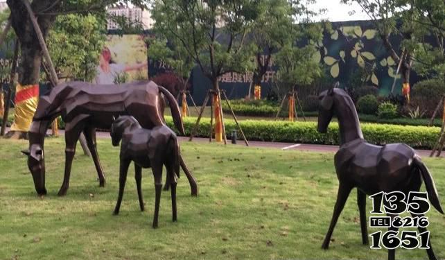 馬群雕塑-公園里擺放的一大兩小玻璃鋼創意馬群雕塑 馬群雕塑-公園里擺放的一大兩小玻璃鋼創意馬群雕塑高清圖片