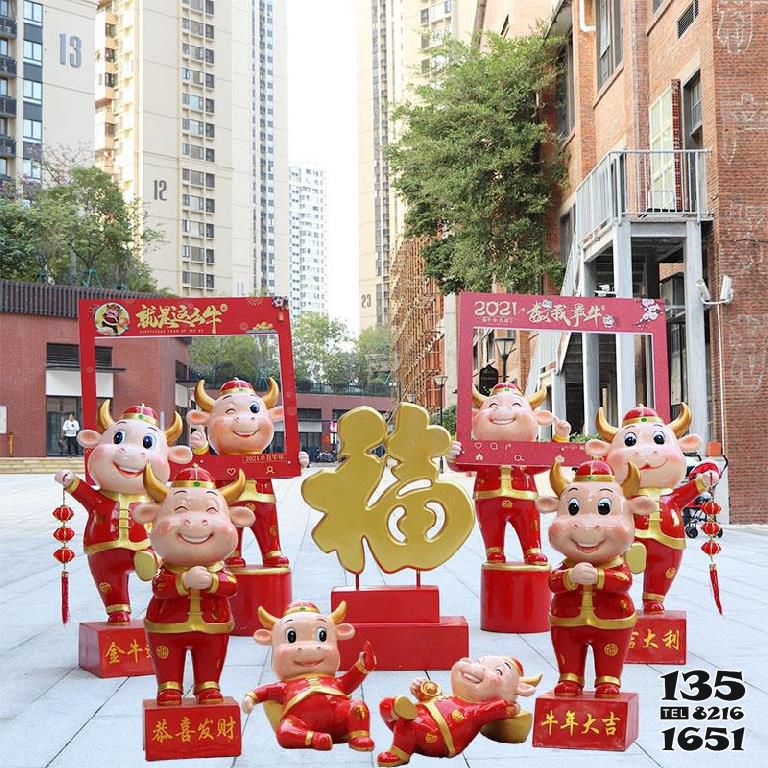 牛雕塑-商場擺放多只紅色玻璃鋼福氣滿滿牛雕塑 牛雕塑-商場擺放多只紅色玻璃鋼福氣滿滿牛雕塑高清圖片