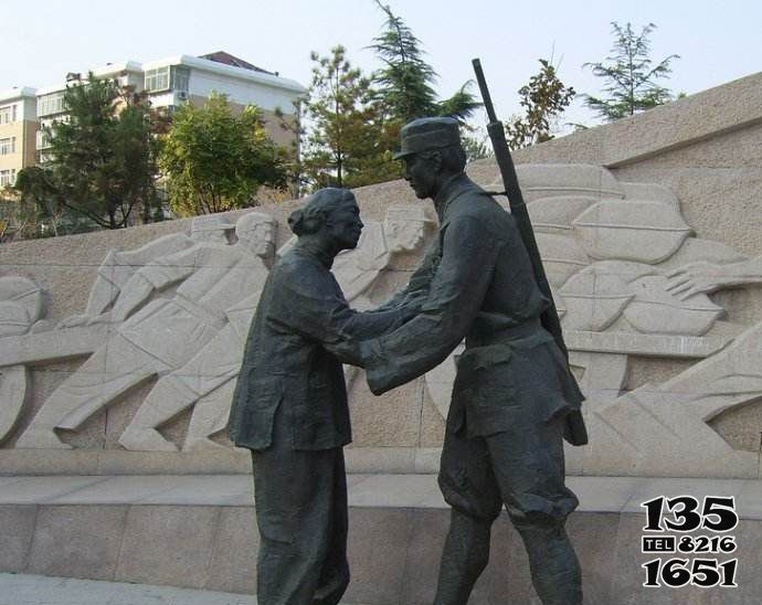 八路軍雕塑-公園創意玻璃鋼老奶奶和八路軍雕塑