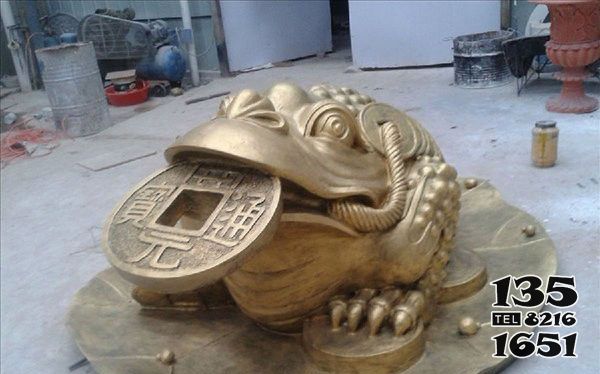 金蟾雕塑-公園園林擺放的玻璃鋼噴漆金蟾雕塑 金蟾雕塑-公園園林擺放的玻璃鋼噴漆金蟾雕塑高清圖片