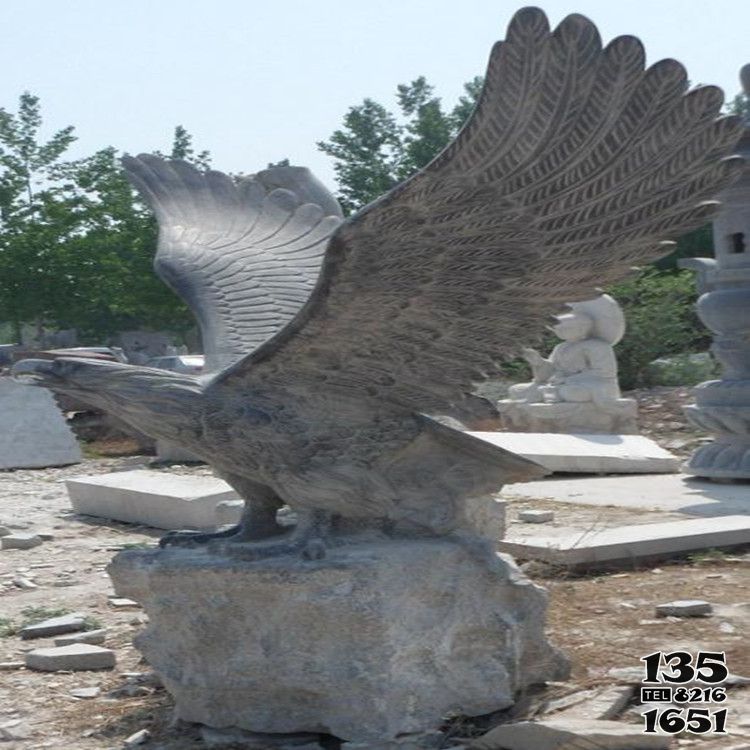 老鷹雕塑-公園一只休息的石雕老鷹雕塑 老鷹雕塑-公園一只休息的石雕老鷹雕塑高清圖片