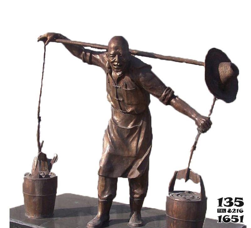 老人雕塑-步行街擺放挑扁擔的銅雕老人雕塑 老人雕塑-步行街擺放挑扁擔的銅雕老人雕塑高清圖片