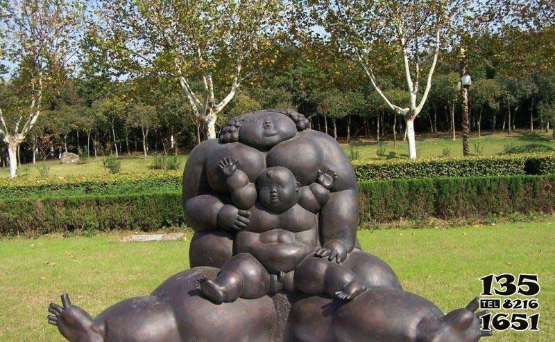 母子雕塑-景區公園銅雕胖胖的母子雕塑 母子雕塑-景區公園銅雕胖胖的母子雕塑高清圖片