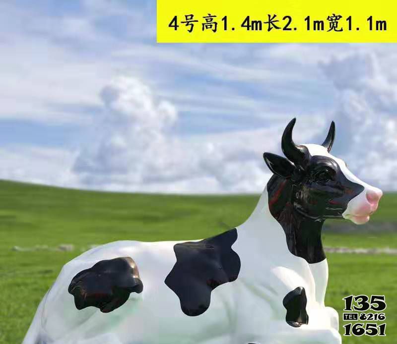 牛雕塑-草坪擺放一只趴著的玻璃鋼牛雕塑 牛雕塑-草坪擺放一只趴著的玻璃鋼牛雕塑高清圖片