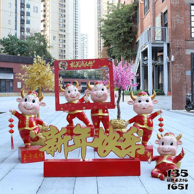 牛雕塑-小區裝飾一群新年快樂玻璃鋼紅色牛雕塑 牛雕塑-小區裝飾一群新年快樂玻璃鋼紅色牛雕塑高清圖片