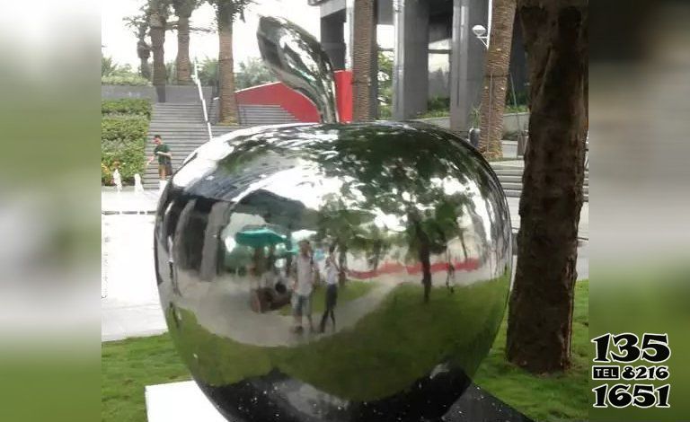 蘋果雕塑-學(xué)校廣場鏡面蘋果不銹鋼雕塑 蘋果雕塑-學(xué)校廣場鏡面蘋果不銹鋼雕塑高清圖片