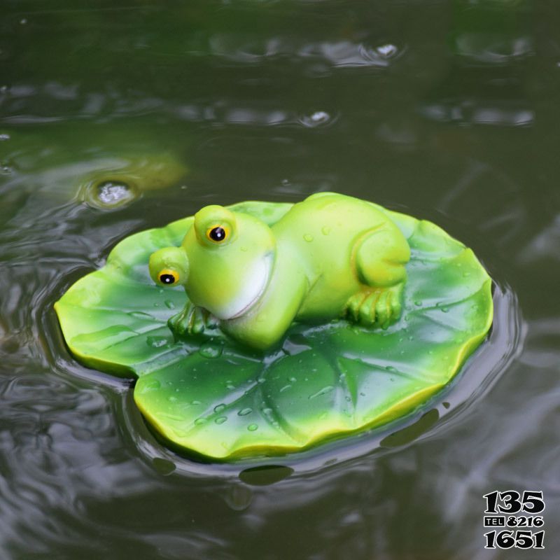 青蛙雕塑-水中荷葉上趴著的樹脂青蛙雕塑 青蛙雕塑-水中荷葉上趴著的樹脂青蛙雕塑高清圖片