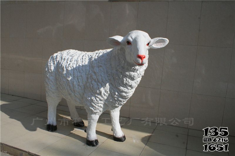 綿羊雕塑-草地公園擺放的直視玻璃鋼仿真綿羊雕塑 綿羊雕塑-草地公園擺放的直視玻璃鋼仿真綿羊雕塑高清圖片