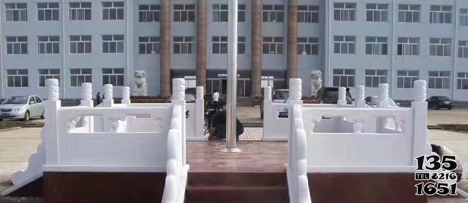旗臺(tái)雕塑-法院擺放漢白玉升旗臺(tái)石雕 旗臺(tái)雕塑-法院擺放漢白玉升旗臺(tái)石雕高清圖片