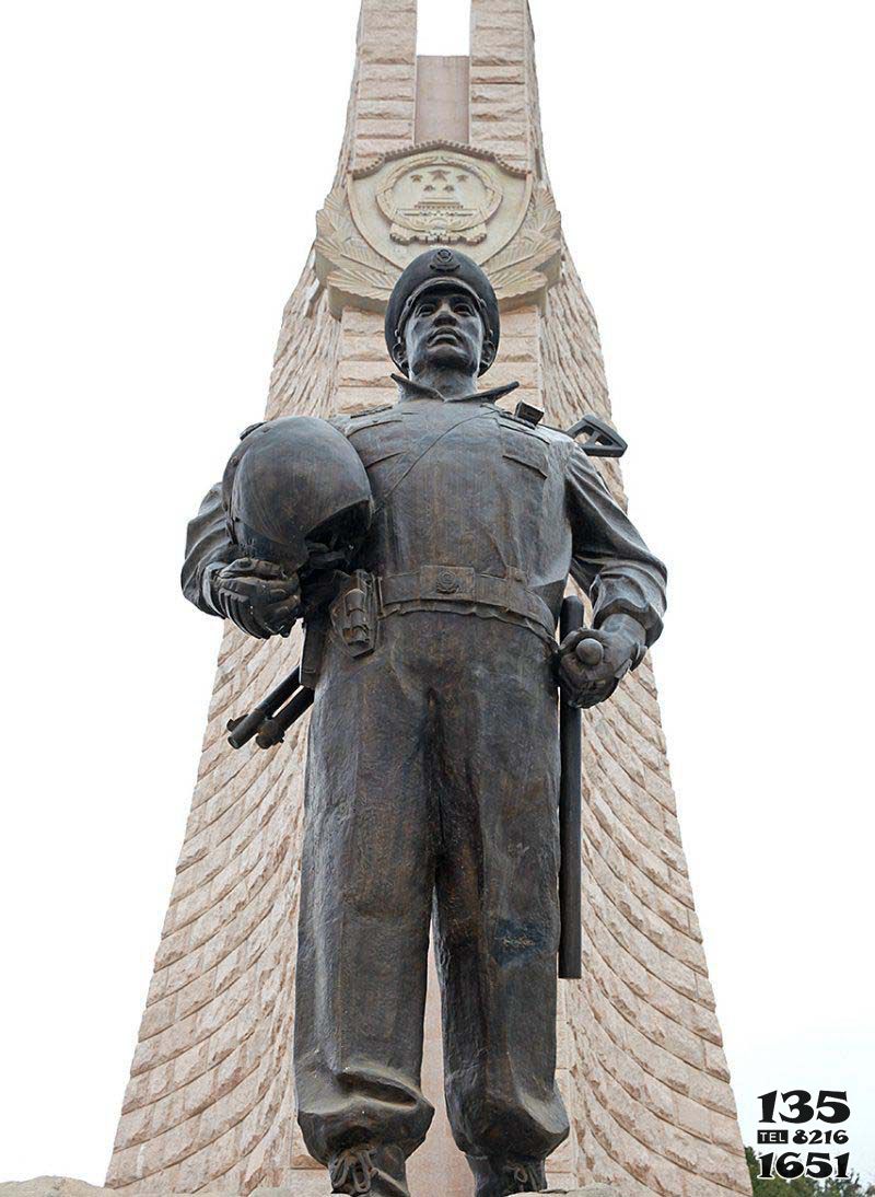解放軍雕塑-公園銅雕塑拿著頭盔解放軍雕塑 解放軍雕塑-公園銅雕塑拿著頭盔解放軍雕塑高清圖片