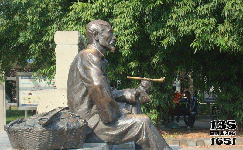 老人雕塑-公園抽袋煙的銅雕雕塑 老人雕塑-公園抽袋煙的銅雕雕塑高清圖片